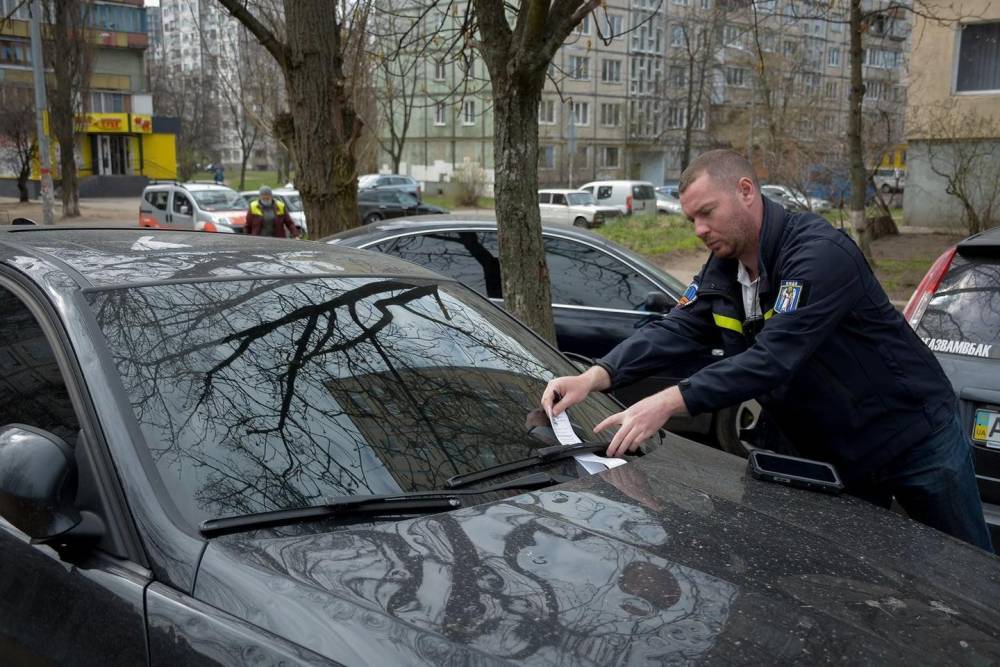 В Киеве начали штрафовать авто на газонах и во дворах: подробности