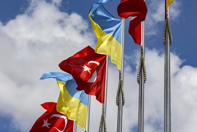 Глава МИД Турции заявил, что страна не поддерживает ни Украину, ни Россию в нынешнем обострении