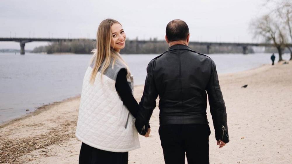 Беременная жена Виктора Павлика очаровала новой фотосессией с любимым