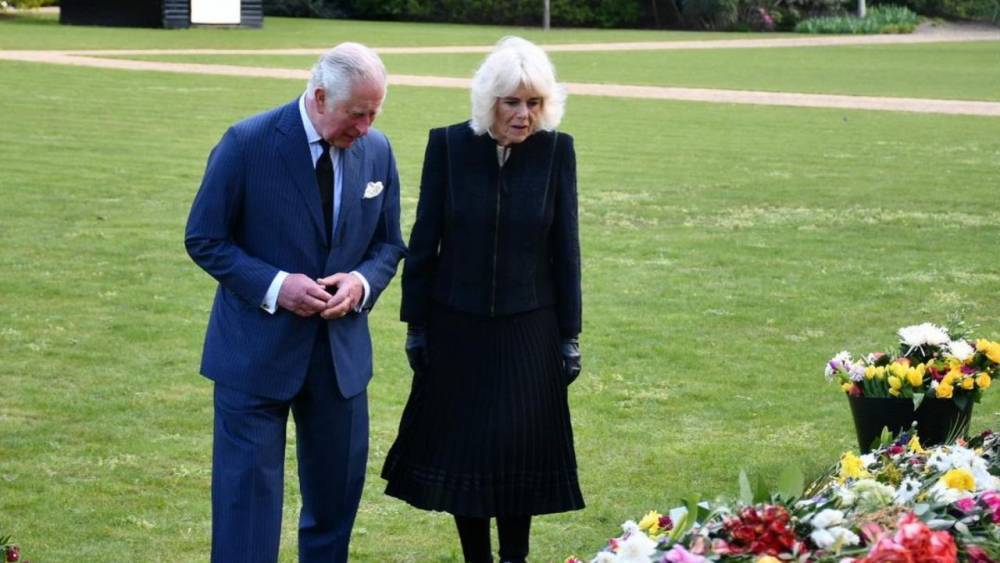 Скорбящие принц Чарльз с Камиллой прогулялись, чтобы увидеть подарки британцев для Филиппа