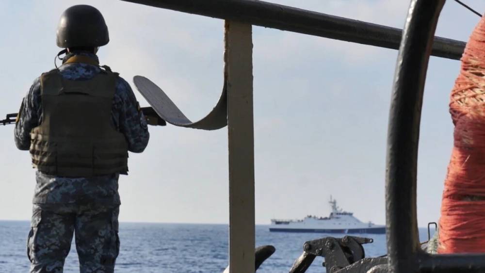 Корабли ФСБ России устроили ночные провокации против военных украинских судов