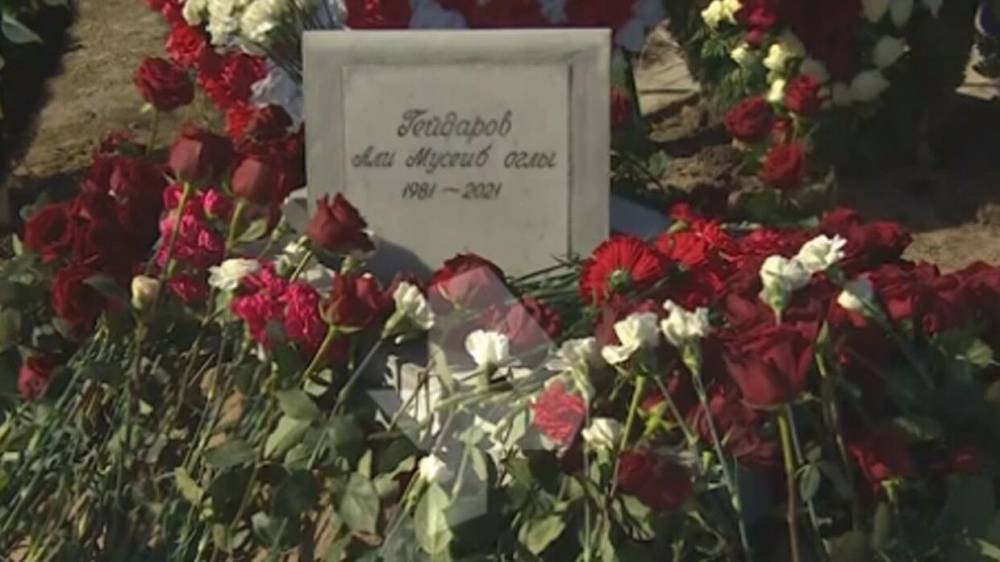 Гроб вора в законе Алика Рыжего утонул в цветах