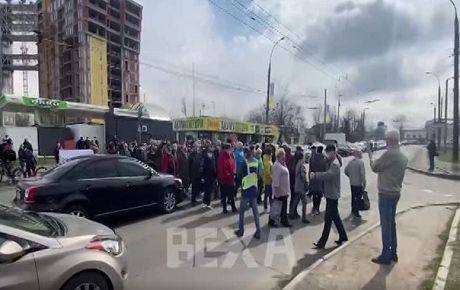 В Харькове сотрудники завода перекрыли дорогу из-за долгов (ВИДЕО)