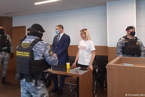 В России юристку фонда Навального приговорили год исправительных работ условно