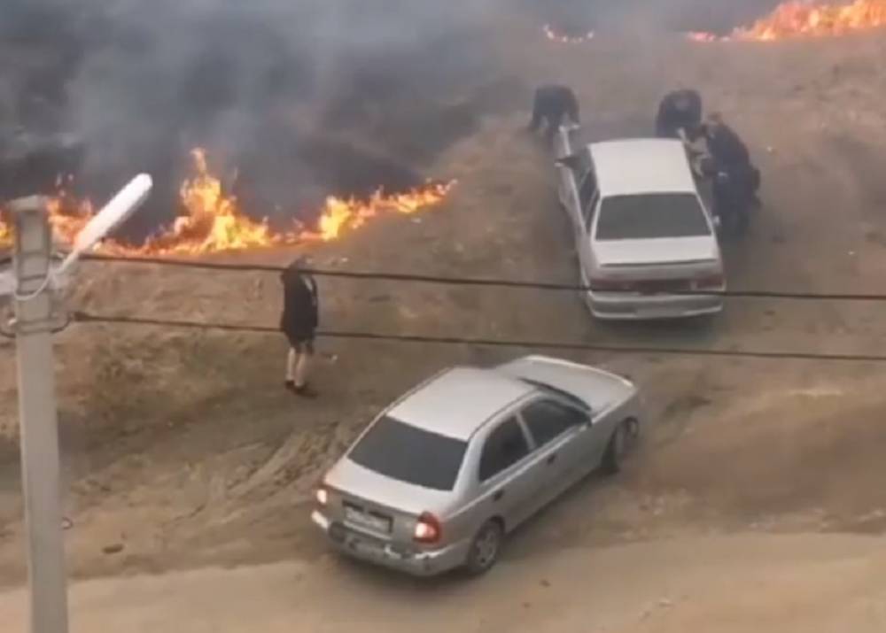 В поселке в Тверской области жители спасали машины, чуть не сгоревшие из-за поджога травы