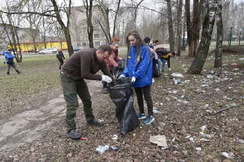 В Смоленске убрали мусор возле одной из самых оживленных улиц города