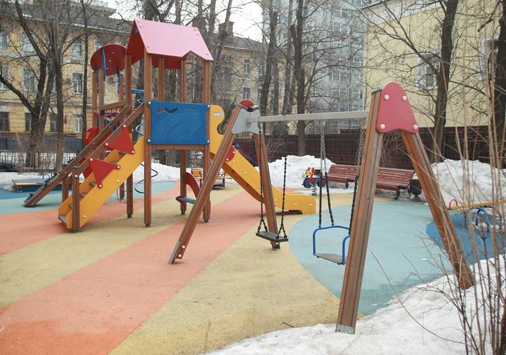 Детские и спортивные площадки Москвы приведут в порядок после зимы