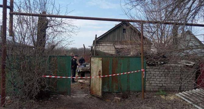 В Станице Луганской обнаружены два трупа, зарубленных топором. ФОТО