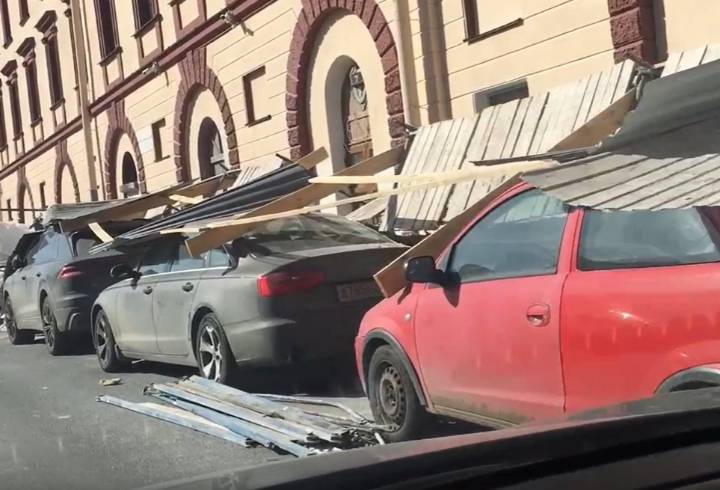Строительный забор рухнул на автомобили и людей в центре Петербурга
