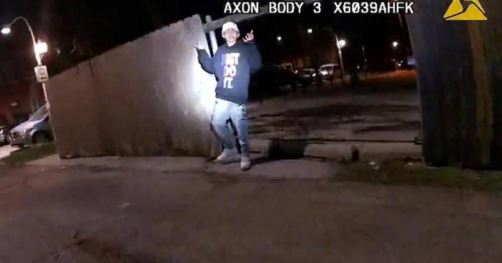 Власти Чикаго показали кадры, как полицейский убил якобы безоружного подростка (фото)