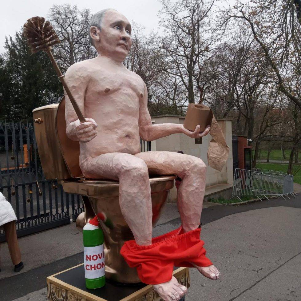 У посольства России в Чехии установили фигуру обнаженного Путина и мира