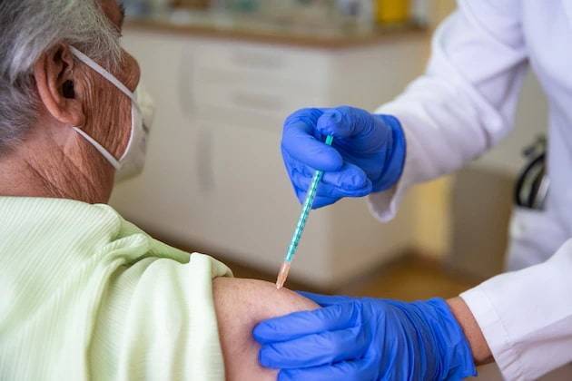 Для защиты от коронавируса может понадобиться три вакцинации, а не две