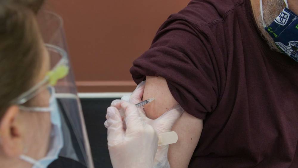 Во Львове зафиксировали смерть человека после вакцинации против COVID-19