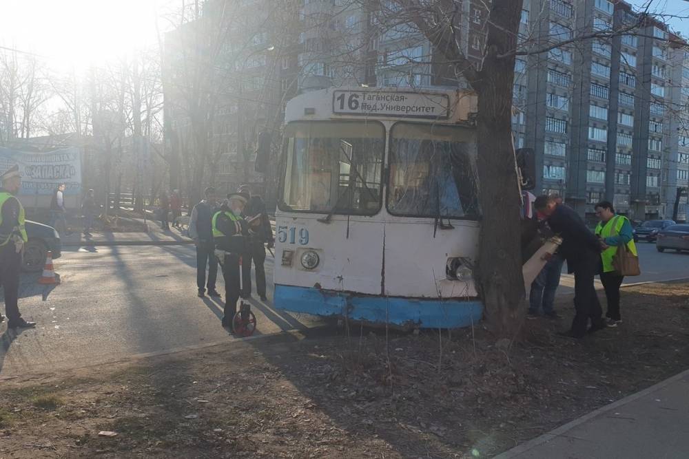 Три человека пострадали после столкновения Лады Гранты и троллейбуса в Екатеринбурге