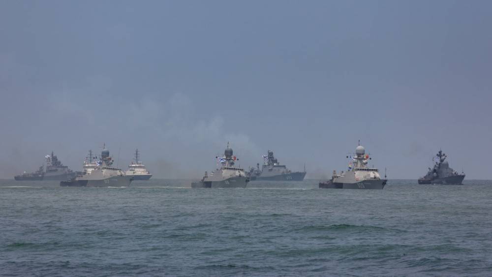 Отряд кораблей Каспийской флотилии прошел под Крымским мостом в Чёрное Море