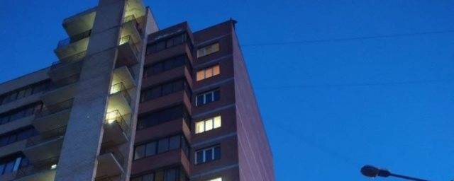 Иркутские спасатели сняли мужчину, пытавшегося спрыгнуть с крыши дома