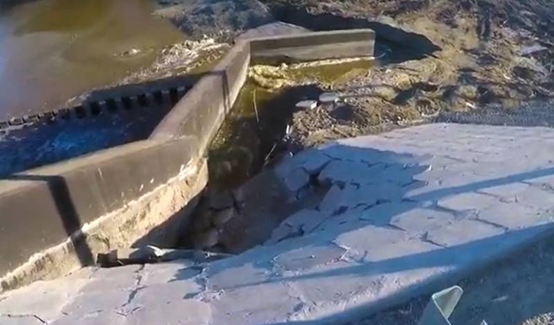 Дамба в тюменской деревне Ушакова, построенная в 2020 году, не выдержала потока воды