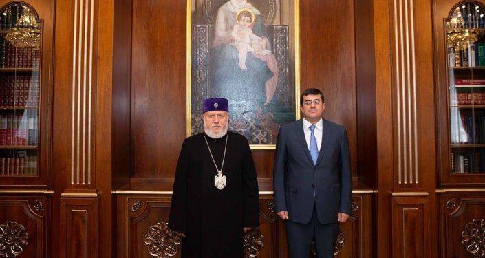 Гарегин II и Араик Арутюнян обсудили проблемы армянских пленных и храмов в Карабахе