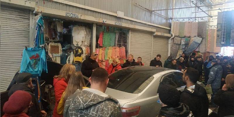 В Харькове пьяный водитель заехал на рынок Барабашово, ранив двух человек – Фото, Видео - ТЕЛЕГРАФ