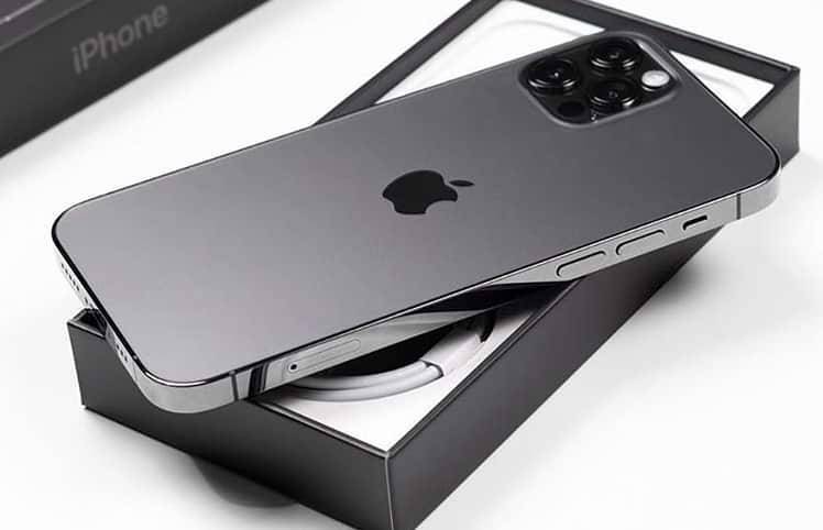 Apple заявила, что продажа новых iPhone без адаптеров питания сэкономит 861 000 тонн металла и мира