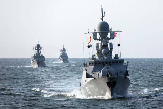 В Черное море вошли 15 военных катеров России