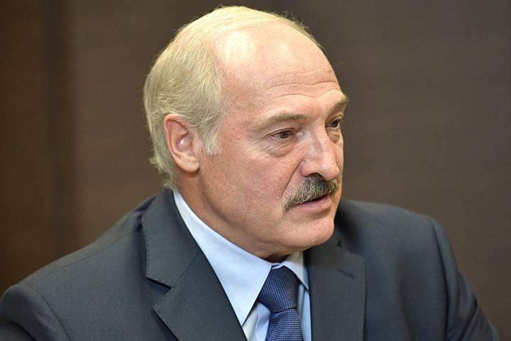 Лукашенко заявил, что не будет вакцинироваться от COVID-19 в ближайшее время