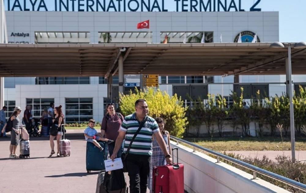 После остановки авиасообщения россияне застряли в Турции: Ростуризм решил на этом заработать