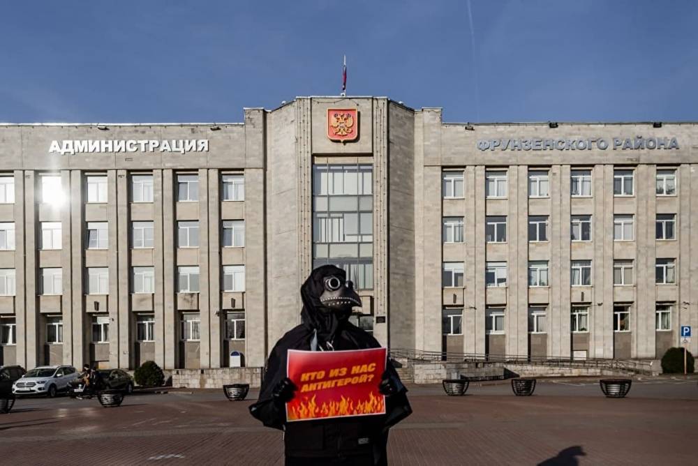 В Санкт-Петербурге активисты принесли мусор к администрациям трех районов