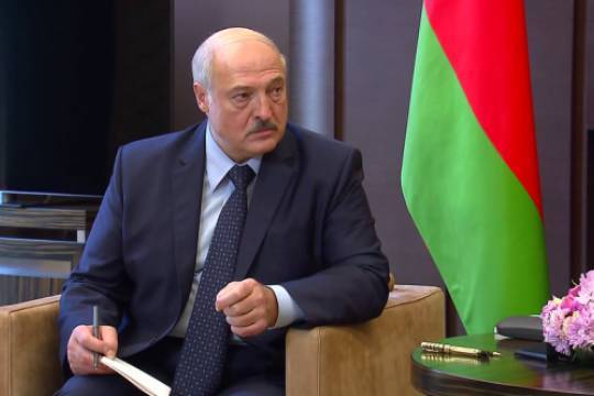 Лукашенко рассказал, что пока не собирается прививаться от коронавируса