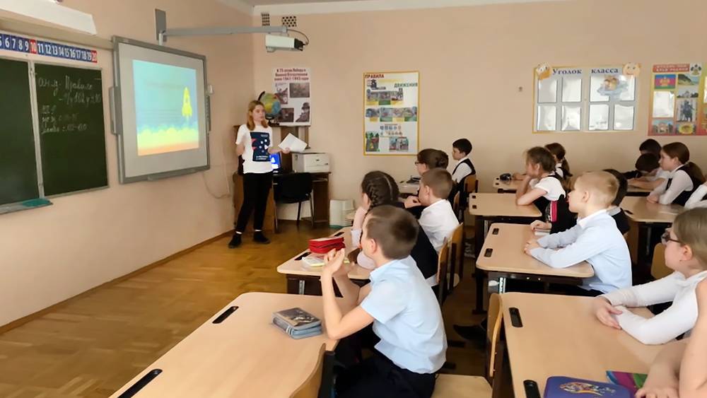 Участники "Большой перемены" рассказали школьникам о Юрии Гагарине