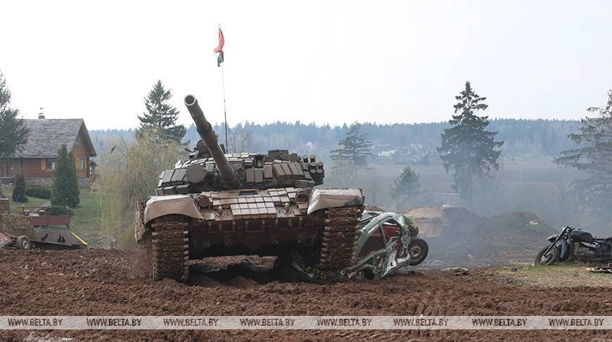 ФОТОФАКТ: На "Линии Сталина" прошла реконструкция Ржевско-Вяземской операции 1942 года и соревновательное шоу "Танковый биатлон Т-72"