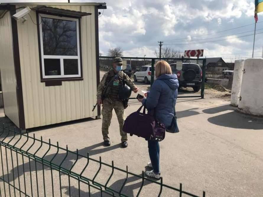 На Донбассе боевики продолжают блокировать работу КПВВ