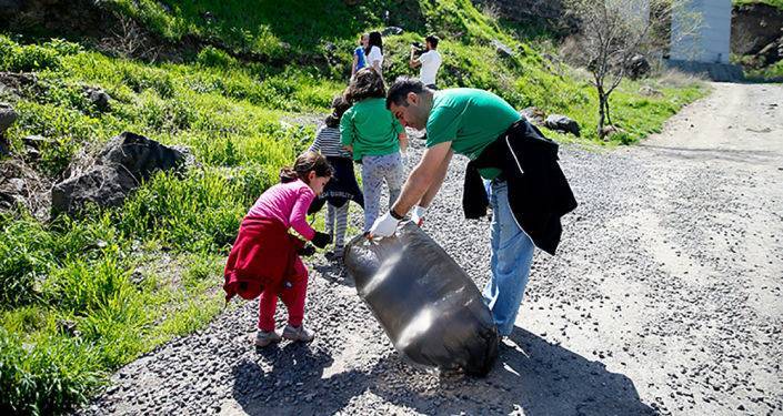 Жители Еревана на субботнике очистили Разданское ущелье от мусора. Видео