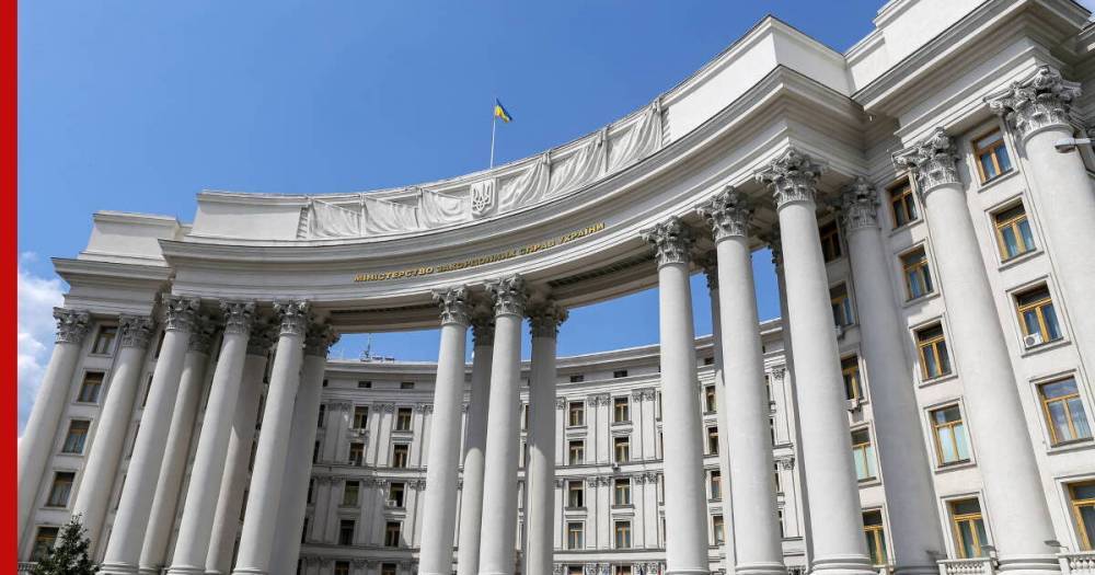 МИД Украины потребовал от старшего дипломата посольства России покинуть страну