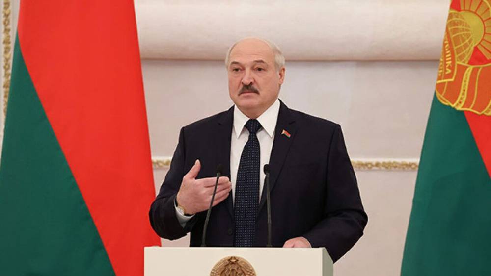 Лукашенко предложил лечить коронавирус белорусскими продуктами