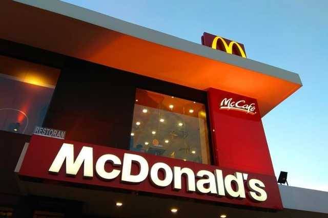 В Ивано-Франковске открылся первый McDonald’s: люди штурмовали заведение, забыв о COVID-19