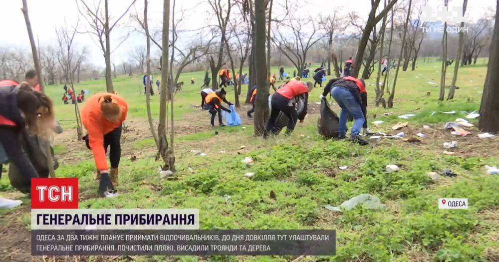 Не жалея маникюра одесские депутаты и чиновники устроили генеральную уборку города