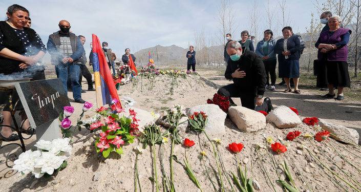 Житель Вайоц Дзора не позволил Пашиняну возложить цветы на могилу его родственника – видео