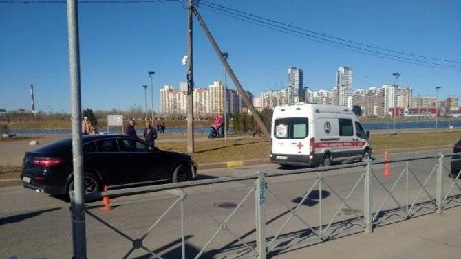 В Приморском районе Петербурга Mercedes сбил подростка на велосипеде