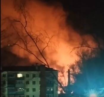 «Красные казармы» на ул.Чернышевского в Вологде горят уже три часа