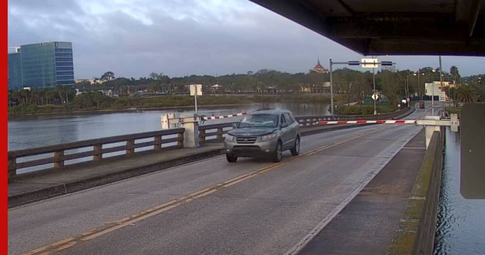 В США водитель Hyundai заболтался по телефону и перепрыгнул мост: видео