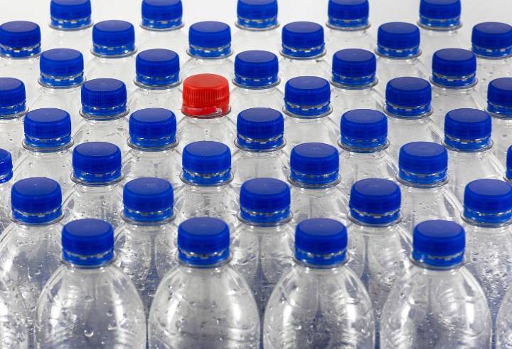 Биохимик объяснила опасность воды в бутылках