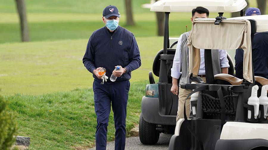 Байден впервые в должности президента провел субботу за игрой в гольф
