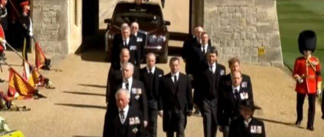 Враждующих принцев Уильяма и Гарри «разделили» на похоронах принца Филиппа