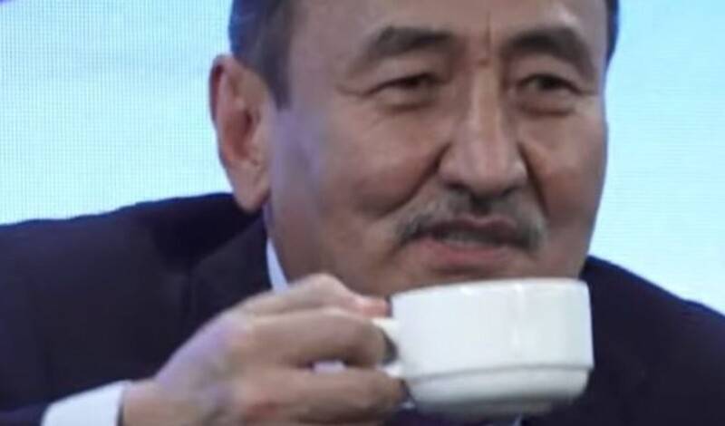 Аконитом против ковида: Министр здравоохранения Киргизии принял яд в прямом эфире