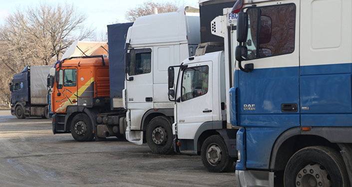 В Армении есть закрытые дороги, на Ларсе — пробка из 400 грузовиков
