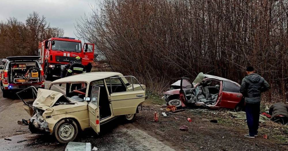В Хмельницкой области произошло смертельное ДТП: пострадавшего и тела двух погибших пришлось вырезать из машин
