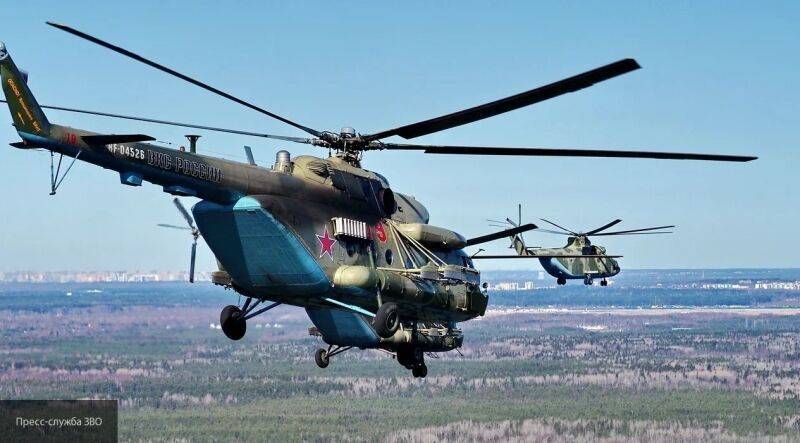 "Аллигаторы" и Ми-8 поднялись в небо над Петербургом, показав мощь российской армии
