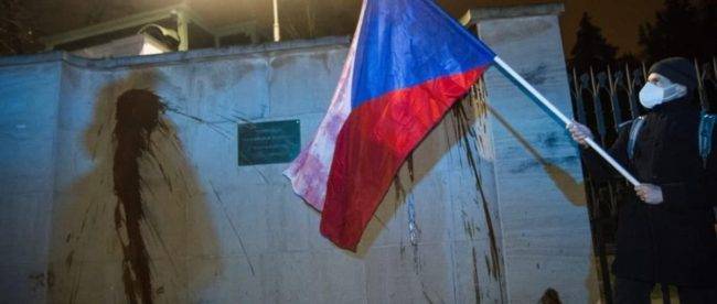 Стену посольства России в Праге облили «кровью»