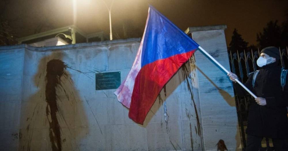 "Кровь на руках режима Путина": посольство России в Праге облили красным веществом (фото)